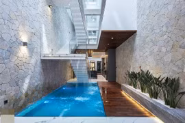 Ngôi nhà có bể bơi sát phòng khách mang resort vào không gian sống