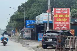 Hà Nội: Nhức nhối “nạn” lấn chiếm vỉa hè đường Lê Trọng Tấn để kinh doanh