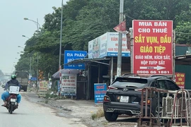 Hà Nội: Nhức nhối “nạn” lấn chiếm vỉa hè đường Lê Trọng Tấn để kinh doanh