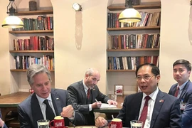 Bộ trưởng Ngoại giao Việt Nam mời Ngoại trưởng Mỹ cà phê phố cổ Hà Nội