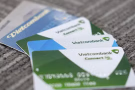 Chủ thẻ Visa Vietcombank không mua hàng vẫn bị trừ tiền?