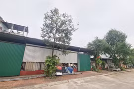 Bắc Ninh: Nhếch nhác xưởng gỗ “mọc” trên đất công, chặn hết lối đi