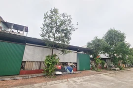 Bắc Ninh: Nhếch nhác xưởng gỗ “mọc” trên đất công, chặn hết lối đi