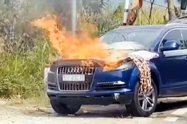 Ô tô bốc cháy trên đèo Mimosa