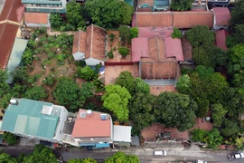 Hình ảnh nhà cửa lấn chiếm đất chùa cổ cả thập kỷ ở Hà Nội 