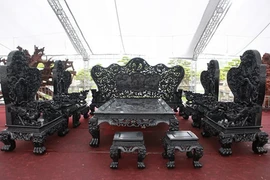 Bộ bàn ghế bằng gỗ sưa giá 100 tỷ có gì đặc biệt?