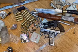 Công an Hà Nội tập kích “ổ nhóm” ma túy, thu giữ nhiều súng đạn