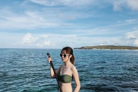 Chèo SUP, lặn biển ngắm san hô ở đảo Phú Quý