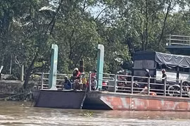 Thót tim cảnh xe tải chở 3 người lao từ phà xuống sông Tiền