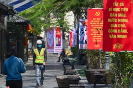 Trang hoàng đường phố chào mừng Đại hội Đảng XIII