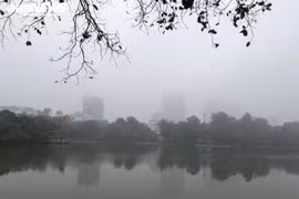 Không khí lạnh đang suy yếu, sương mù bao phủ Bắc Bộ