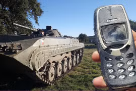 Xuất hiện chiếc điện thoại siêu nồi đồng cối đá