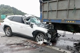 Đâm xe tải trên cao tốc Nội Bài-Lào Cai, ô tô con nát đầu 