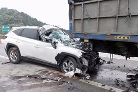 Đâm xe tải trên cao tốc Nội Bài-Lào Cai, ô tô con nát đầu 