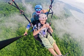 Một ngày làm phi công dù lượn