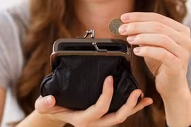 Phụ nữ tiện tay vứt 5 thứ này trong túi xách: Bảo sao suốt ngày phải than nghèo khổ
