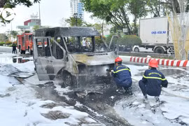 Xe khách 16 chỗ bất ngỡ cháy rụi ngay trung tâm TP Rạch Giá