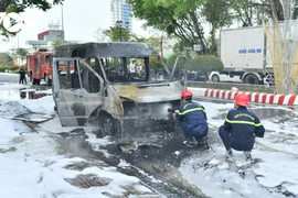 Xe khách 16 chỗ bất ngỡ cháy rụi ngay trung tâm TP Rạch Giá