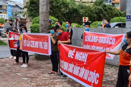 Lùm xùm tại dự án Vườn Sen: Bao lần khách "vây ráp" Cen Land đòi tiền?