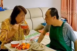 Người phụ nữ quay lại chăm chồng cũ sau 10 năm ly hôn