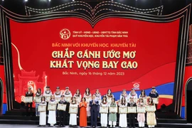 Bắc Ninh trao 3,5 tỷ đồng cho học sinh giỏi, thủ khoa