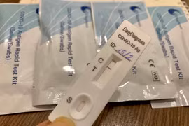 Kỷ lục 4 vạn F0, dân tăng mua kit test nhanh, khẩu trang phòng thủ