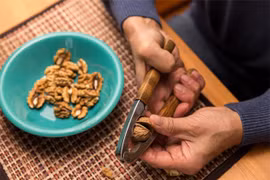 2 thảo dược dễ kiếm là “thần dược” trị chứng đau cổ vai gáy