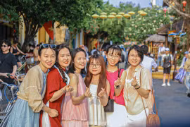 Đông đảo du khách đến phố cổ Hội An 