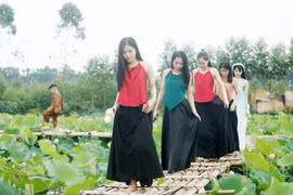 Du khách tới tham quan đầm sen bát ngát ở Bắc Giang