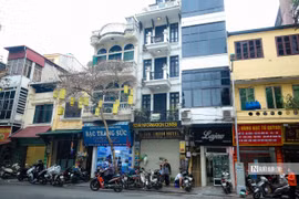 Khách sạn trăm tỷ không bóng khách, mặt tiền thành quán trà đá