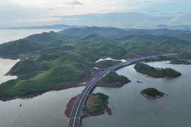 “Mục sở thị” cao tốc Vân Đồn - Móng Cái gần 13.000 tỷ trước ngày thông xe