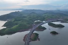 “Mục sở thị” cao tốc Vân Đồn - Móng Cái gần 13.000 tỷ trước ngày thông xe