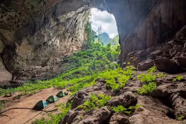 Nữ du khách bị hướng dẫn viên quấy rối khi khám phá hang động ở Quảng Bình