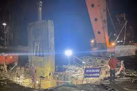 Sự cố bất ngờ khiến việc đưa thi thể bé trai rơi ống trụ bê tông lên chậm trễ