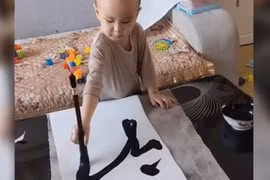 Cậu bé 3 tuổi nổi tiếng mạng xã hội Trung Quốc nhờ viết thư pháp