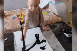 Cậu bé 3 tuổi nổi tiếng mạng xã hội Trung Quốc nhờ viết thư pháp