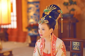 Hoàng hậu tài sắc: Được 2 Hoàng đế sủng ái nhưng mất mạng vì... trai đẹp 