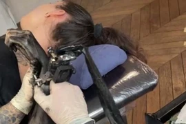 Clip: Bị ám ảnh bởi những hình xăm, cô gái đánh mực đen cả cánh tay
