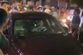 Tài xế cố thủ trên ô tô sau khi gây tai nạn