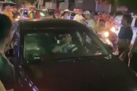 Tài xế cố thủ trên ô tô sau khi gây tai nạn