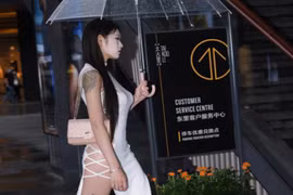 Mỹ nữ vô danh tự tin diện chiếc váy đi chơi đêm “khi đi hết mình, khi về hết hồn“