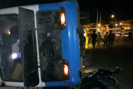 Ôtô chở công nhân va chạm với xe tải khiến 3 người thương vong