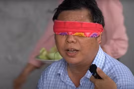 Chồng mù bán tăm dạo xây nhà 3 tầng tặng vợ