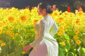 2 người đẹp phòng gym Sài thành diện áo dài quyến rũ