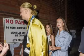 Haaland mặc đồ ngủ, đeo huy chương đi hộp đêm 