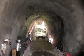 Chưa khắc phục xong sạt lở, đường sắt qua Đèo Cả vẫn tê liệt