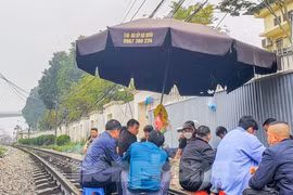 Hà Nội: Quán trà đá mạo hiểm, khách ngồi ngay trên... đường ray tàu hỏa 