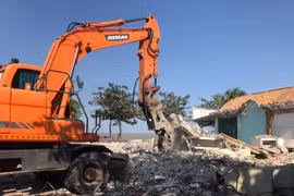 Phá dỡ hàng trăm ki-ốt ở bãi biển Cửa Lò 