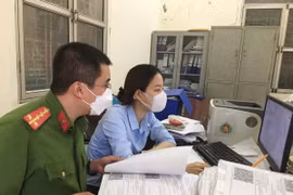 Làm việc thâu đêm để kịp cấp giấy đi đường cho người dân