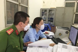 Làm việc thâu đêm để kịp cấp giấy đi đường cho người dân